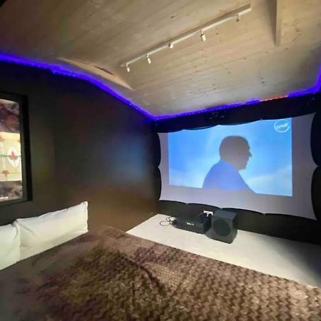 Live In Garden Hut Cinema Room With Hot Tub London Exterior photo