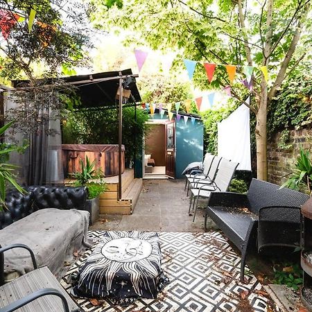 Live In Garden Hut Cinema Room With Hot Tub London Exterior photo