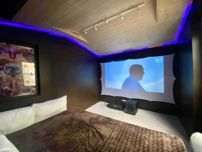 Live In Garden Hut Cinema Room With Hot Tub London Exterior photo