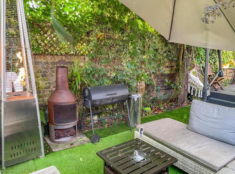 Live In Garden Hut Cinema Room With Hot Tub London Exterior photo