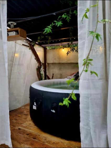 Live In Garden Hut Cinema Room With Hot Tub London Exterior photo