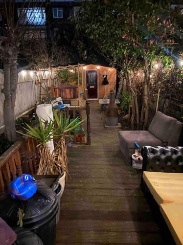 Live In Garden Hut Cinema Room With Hot Tub London Exterior photo