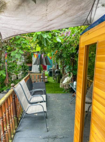 Live In Garden Hut Cinema Room With Hot Tub London Exterior photo